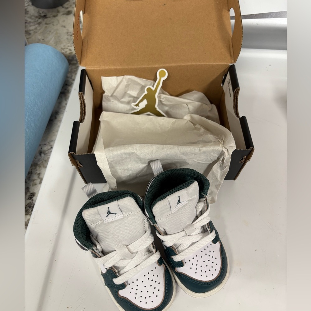 Jordan 1 Mid SE Baby Sneakers in White and Green
